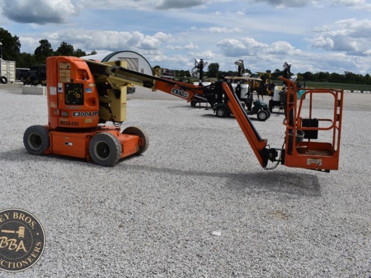 2013-jlg-e300ajp-image-29