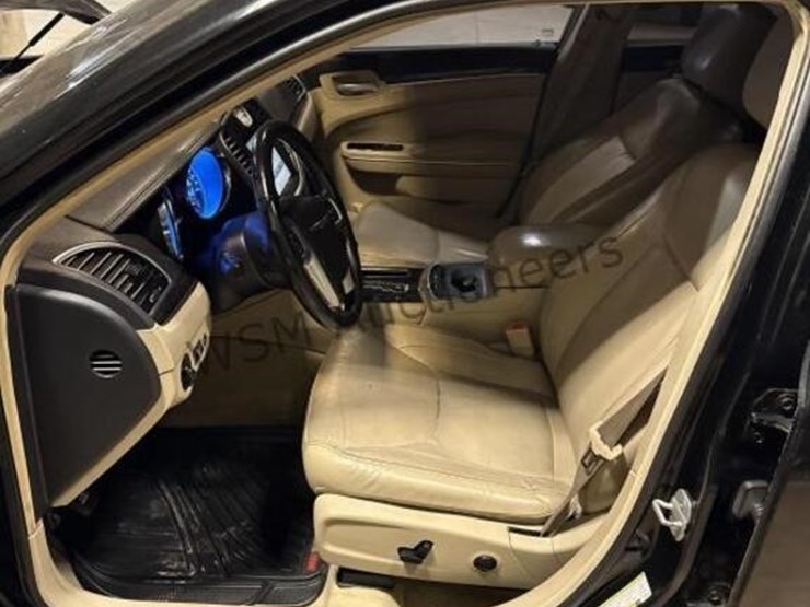 2011-chrysler-300-sdn-image-22