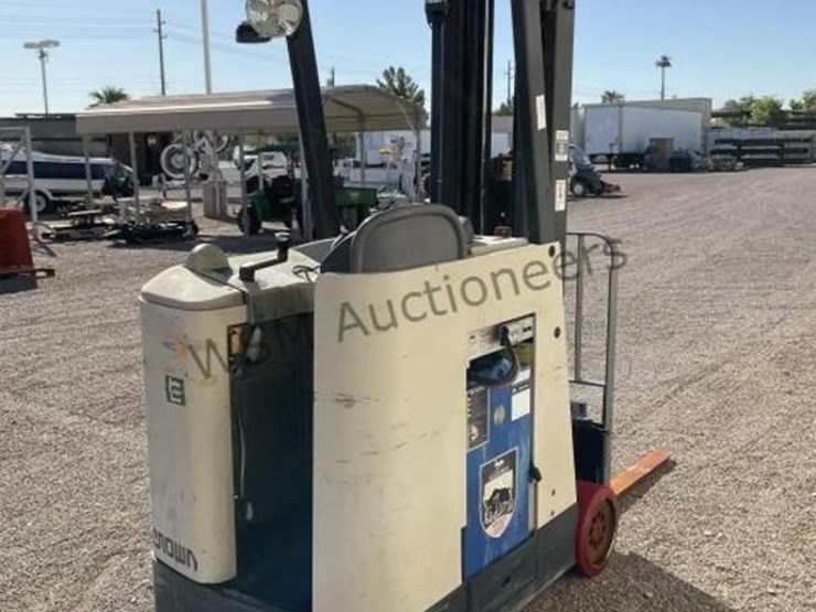 crown-3000-series-electric-order-picker-image-5