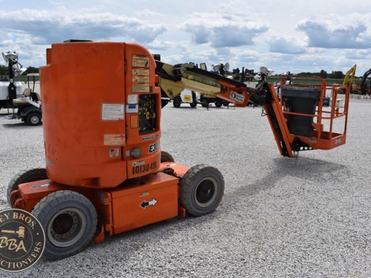 2013-jlg-e300ajp-image-26