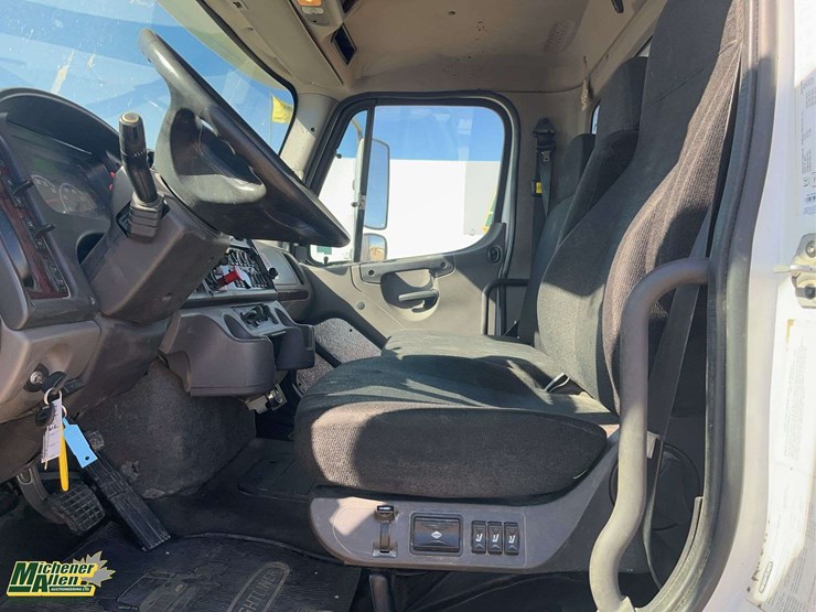 2017-freightliner-114sd-image-11