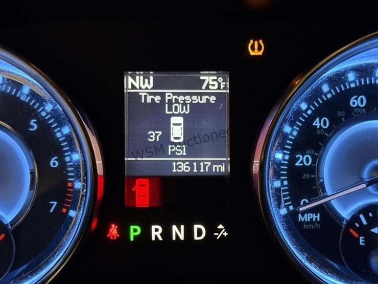 2011-chrysler-300-sdn-image-18