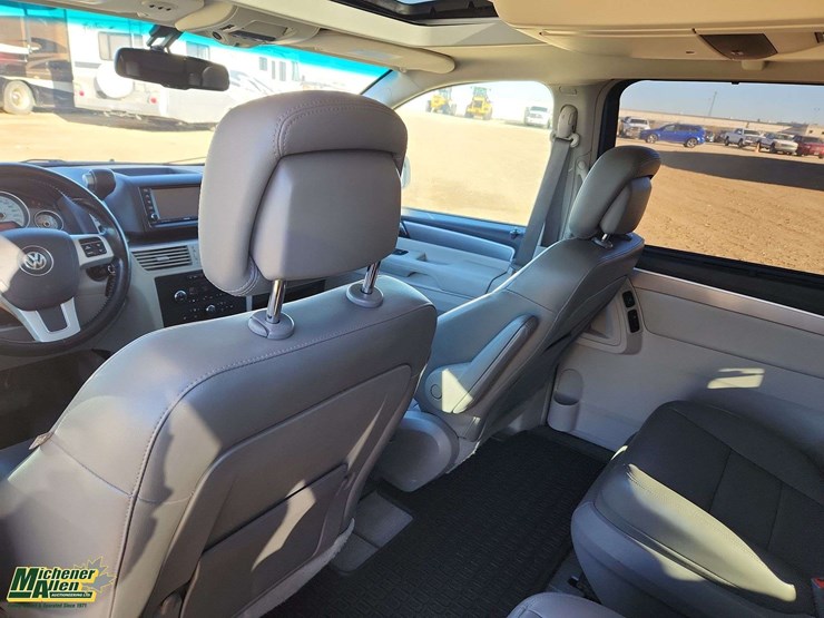 2011-volkswagen-routan-image-17