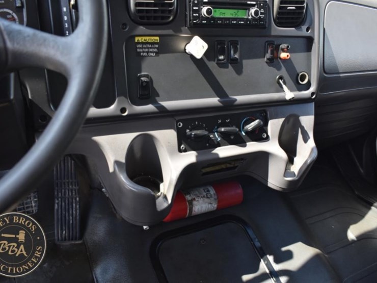 2009-freightliner-business-class-m2-106-image-17