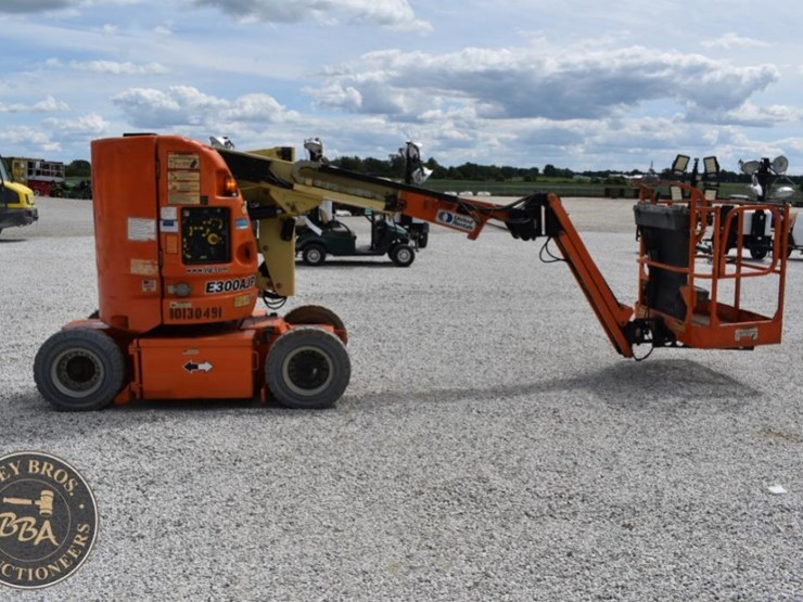 2013-jlg-e300ajp-image-27