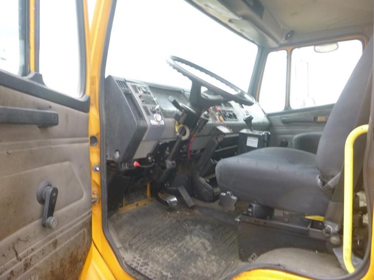 2004-freightliner-fl70-image-13