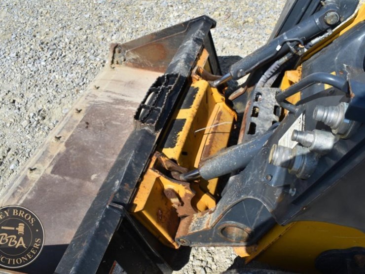 2021-deere-325g-image-63