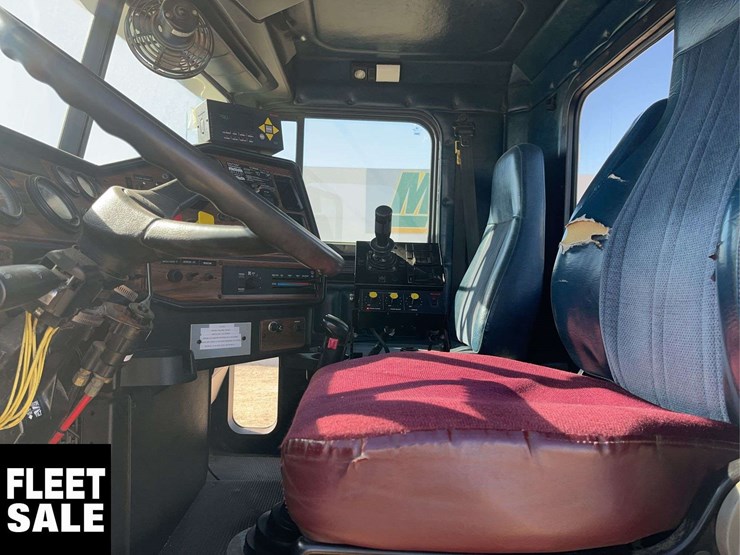 2002-freightliner-fld112-image-11