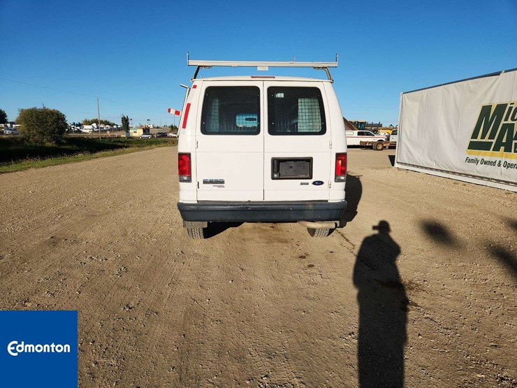 2012-ford-cargo-image-4