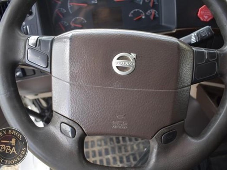 2014-volvo-vnl64t670-image-82