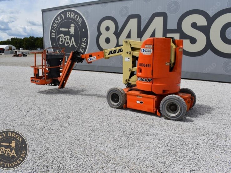 2013-jlg-e300ajp-image-11