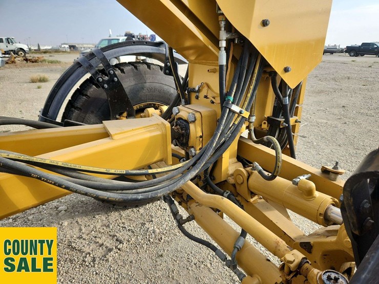 2020-caterpillar-150-awd-image-25