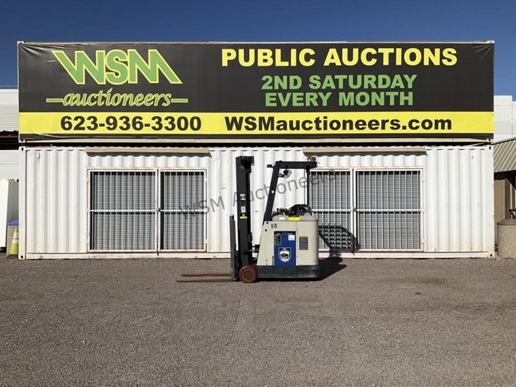 crown-3000-series-electric-order-picker-image-1