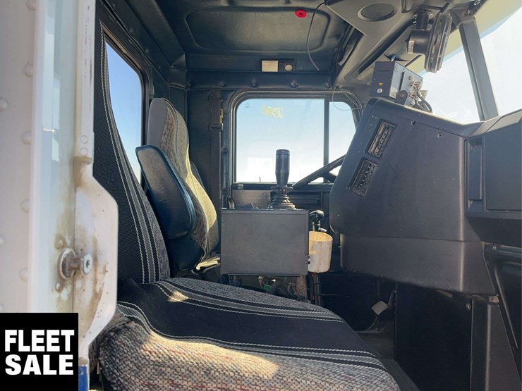 2001-freightliner-fld112-image-17