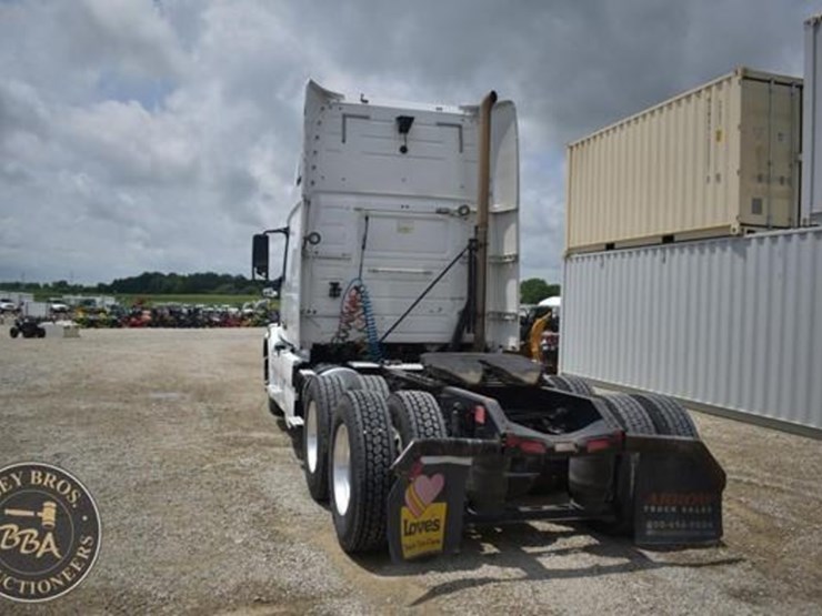 2014-volvo-vnl64t670-image-5