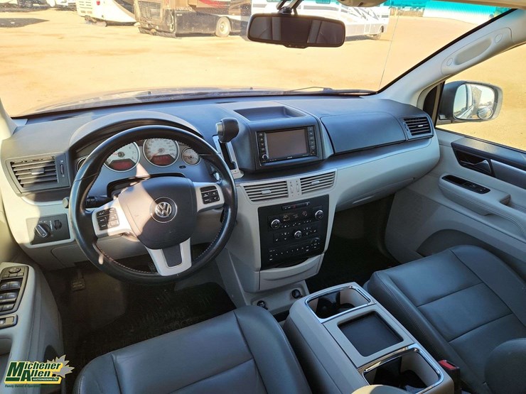 2011-volkswagen-routan-image-18