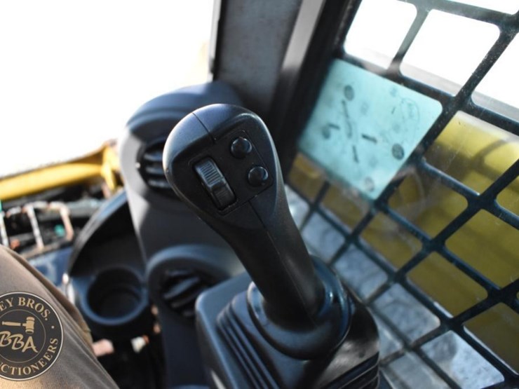 2019-caterpillar-242d3-image-46
