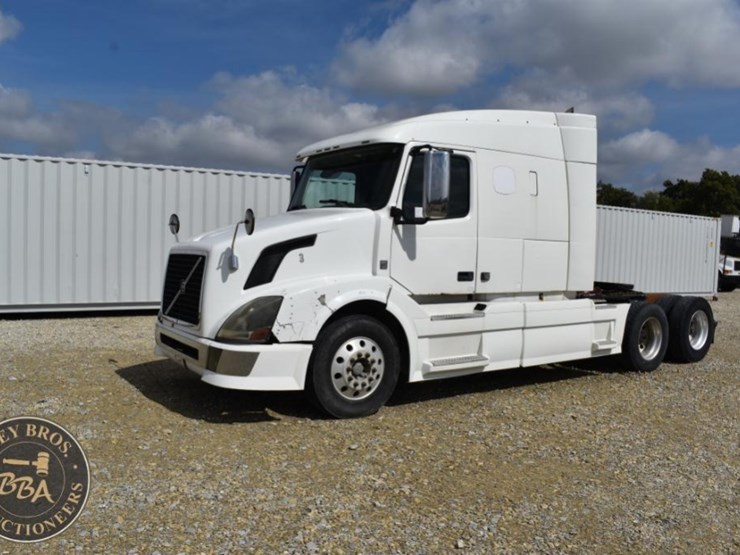2009-volvo-vnl64t630-image-1