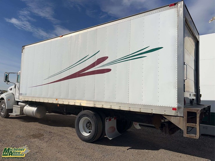 2009-peterbilt-335-image-3