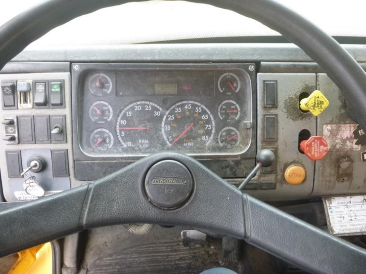 2004-freightliner-fl70-image-19
