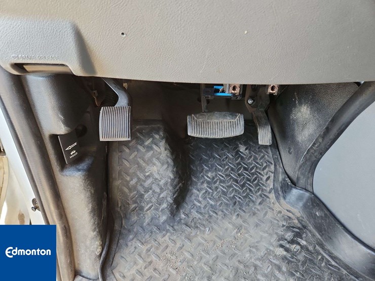 2012-ford-cargo-image-16