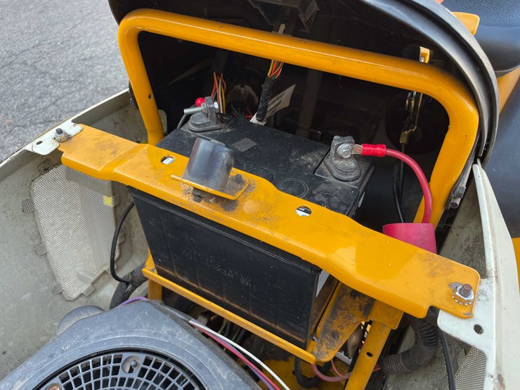 #3103-•-cub-cadet-riding-lawn-mower-(o3)-image-19