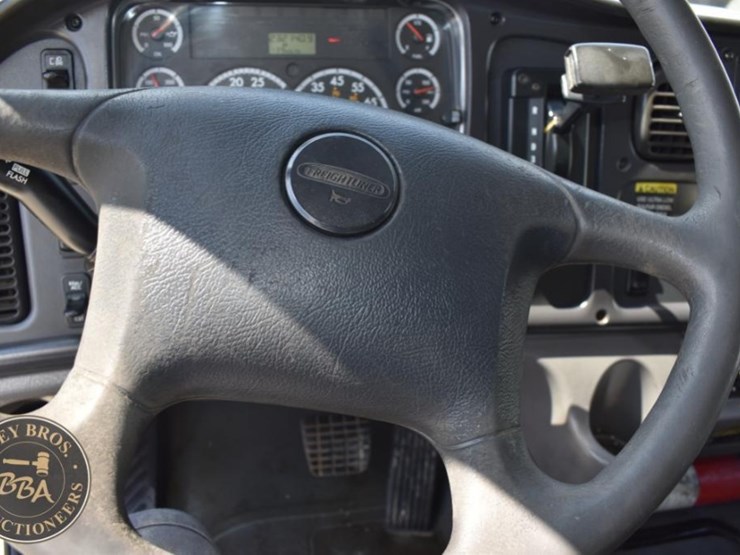2009-freightliner-business-class-m2-106-image-16