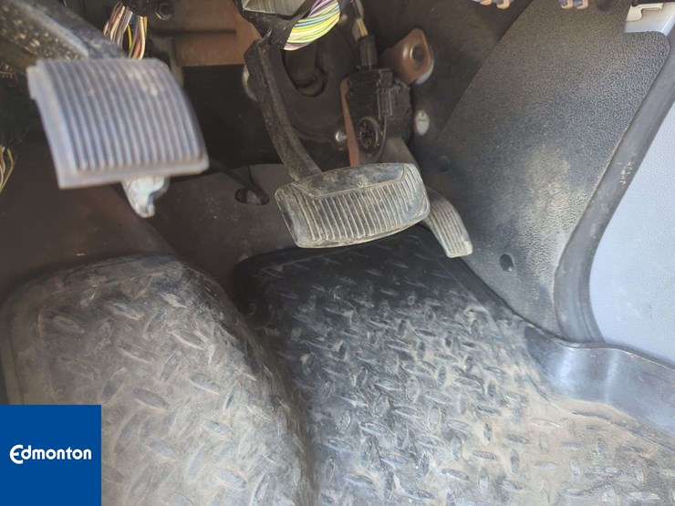 2012-ford-cargo-image-12