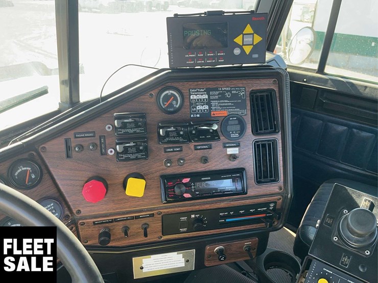2002-freightliner-fld112-image-14