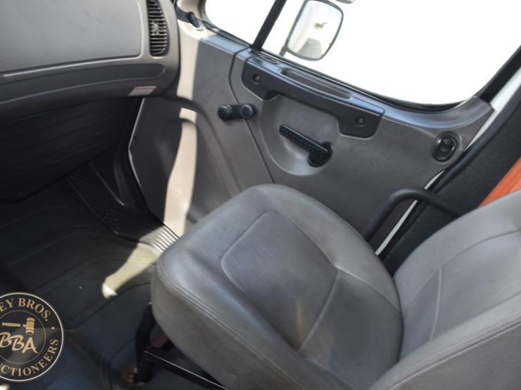 2009-freightliner-business-class-m2-106-image-13