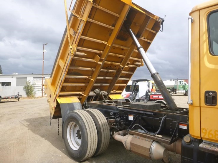 2004-freightliner-fl70-image-9