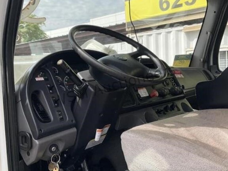 2014-freightliner-m2-image-44