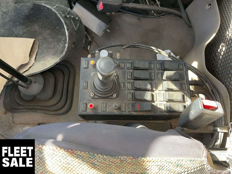 2006-sterling-lt8500-image-15