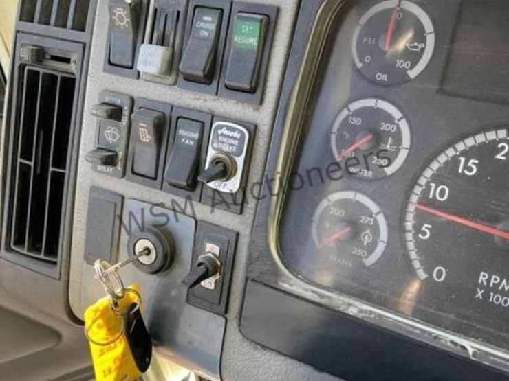 2003-freightliner-fl112-image-20