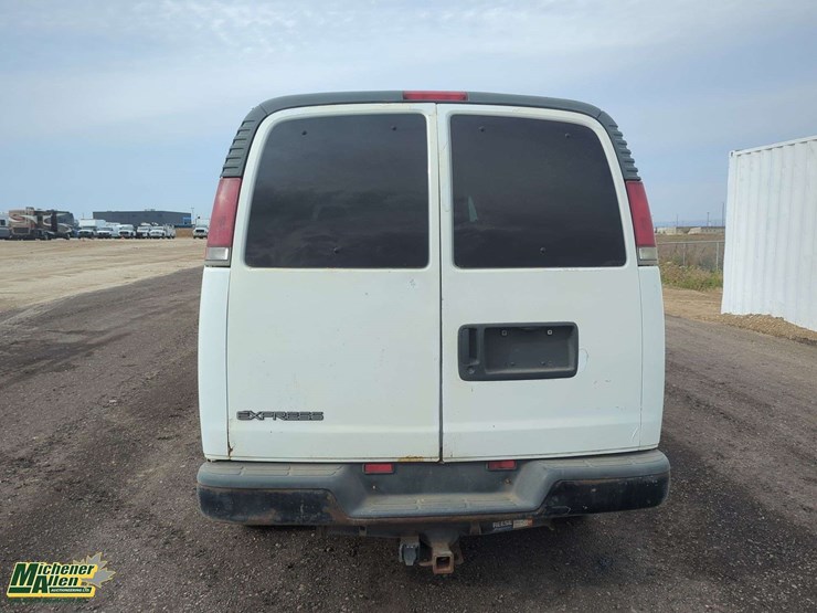 2001-chevrolet-express-3500-image-19