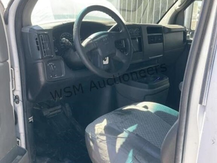 2004-gmc-3500-image-24