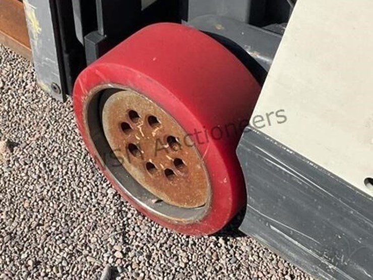 crown-3000-series-electric-order-picker-image-11