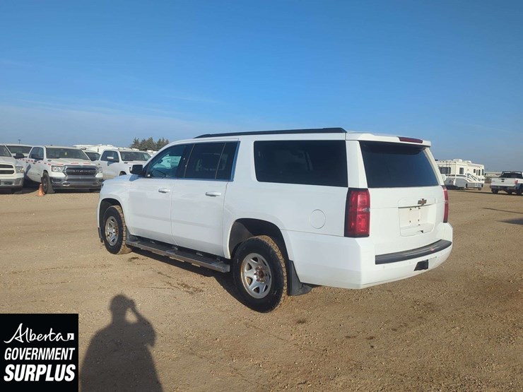 2019-chevrolet-suburban-image-2