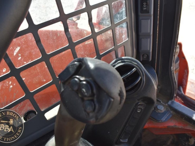 2017-kubota-ssv65-image-92