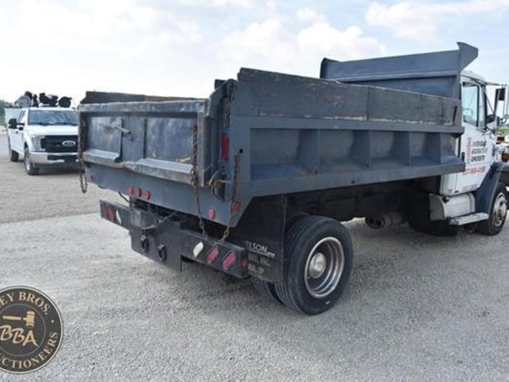 1999-freightliner-fl60-image-12