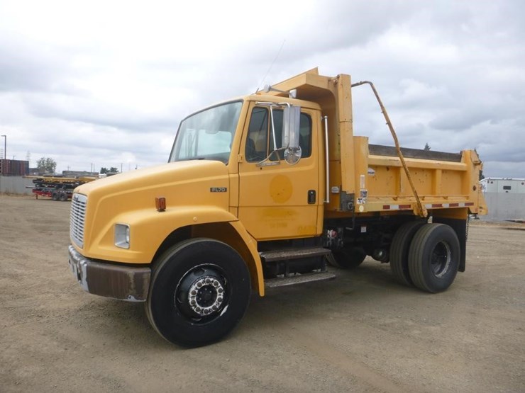 2004-freightliner-fl70-image-1