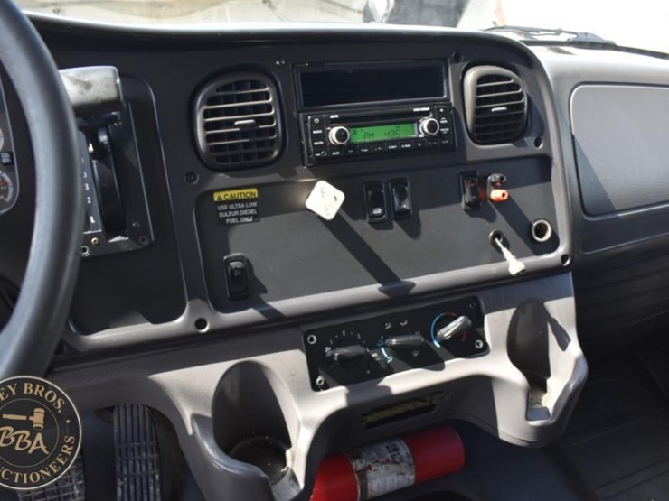 2009-freightliner-business-class-m2-106-image-12