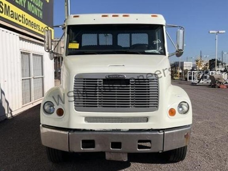 2003-freightliner-fl112-image-3