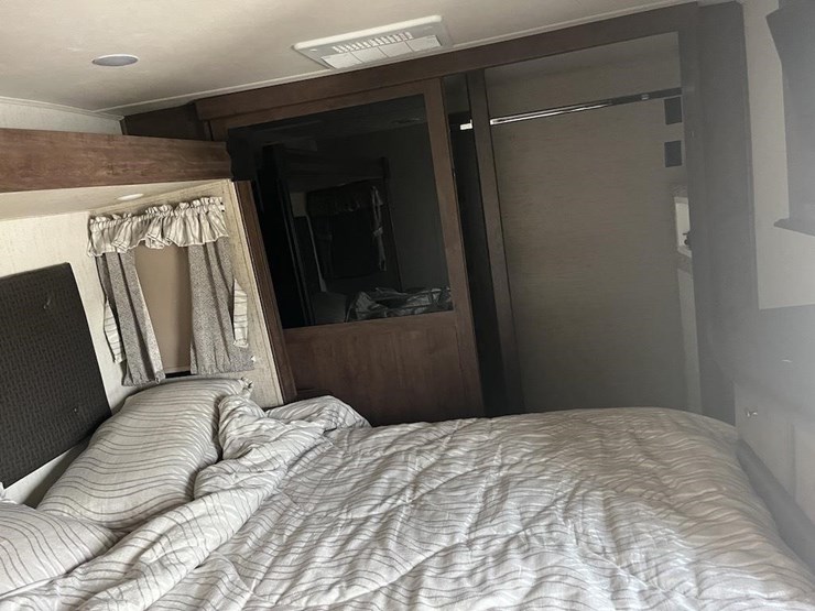 2017-sierra-5th-wheel-camper-image-13