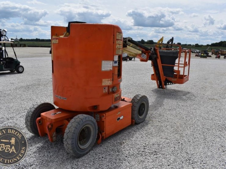 2013-jlg-e300ajp-image-23