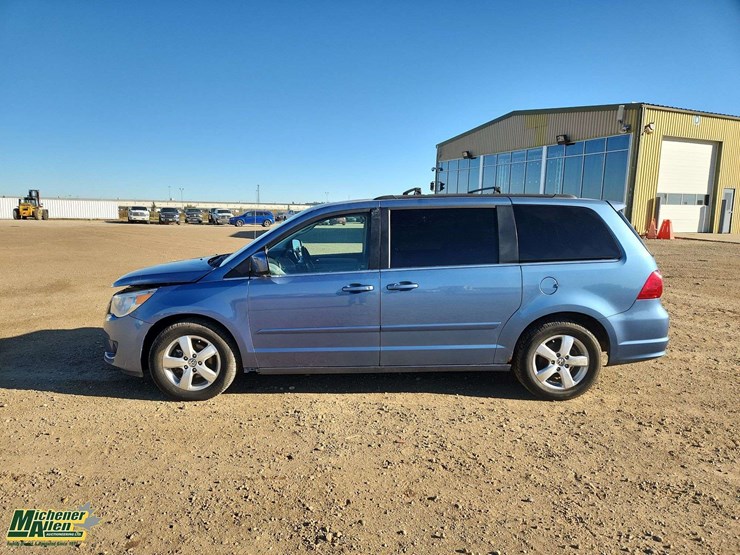 2011-volkswagen-routan-image-25