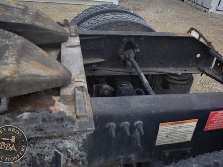 2014-volvo-vnl64t670-image-24