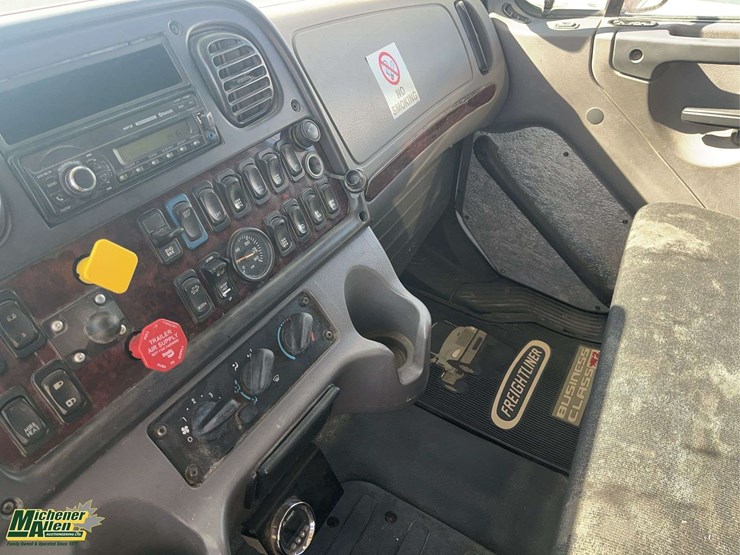 2017-freightliner-114sd-image-14