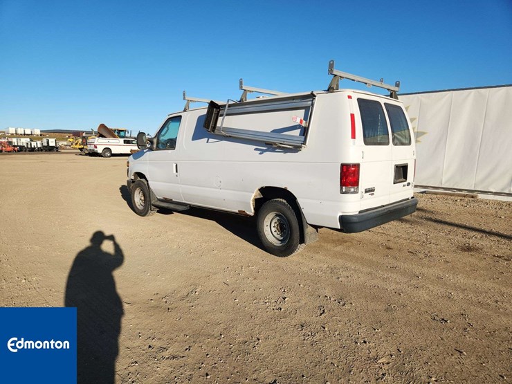 2012-ford-cargo-image-3