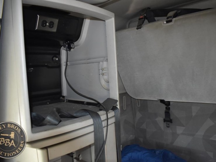 2009-volvo-vnl64t630-image-19